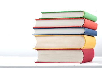 Stapel Bücher mit bunten Einbänden 