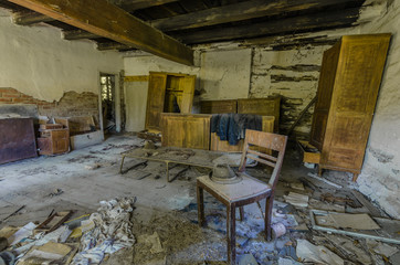 zimmer in einem verlassenen bauernhaus