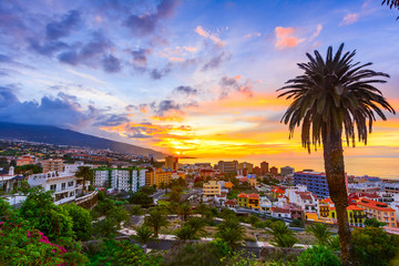 Puerto de la Cruz, Tenerife, Canarische eilanden, Spanje: schilderachtig uitzicht over de stad bij zonsondergang
