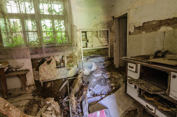 eingestuerzter boden in einem bauernhaus