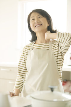 肩こりが改善したシニア女性