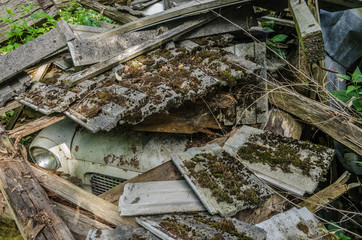 Fototapeta na wymiar altes auto unter dachziegel