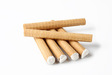 Rurka z bitą śmietaną.
Waflowa rurka z nadzieniem z bitej śmietany