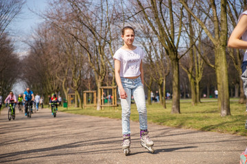 Fototapeta premium Girl on roller skates in the Park.
