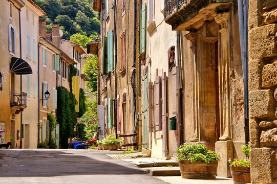 Fototapeta Beautiful old street in the village of Saignon, Provence, southern France