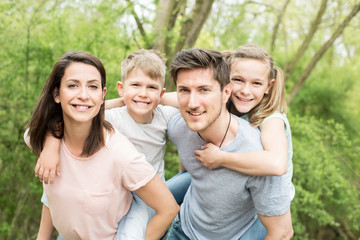 Familie erholt sich im garten