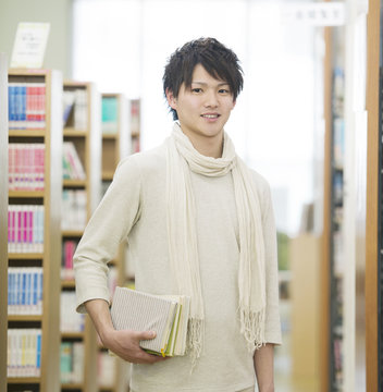 図書館で微笑む男性