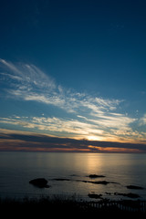 静かな海の夕暮れ