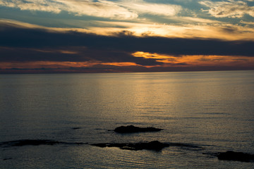 静かな海の夕暮れ