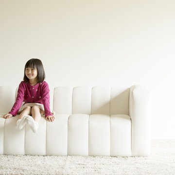 ソファーに座り微笑む女の子