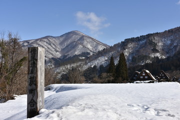 白川郷　荻町合掌造り集落　三棟並びの合掌造り　雪景色 