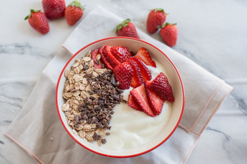 Joghurt mit Müsli und Erdbeeren 