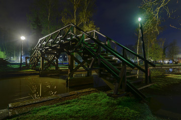 Holzbrücke über die Spree bei Nacht am Kahnfährhafen Lübbenau Spreewald