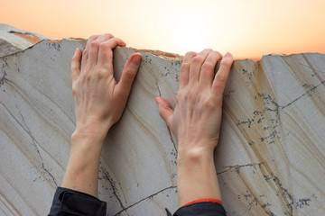 Motivation, Mauer / Kante überwinden - Detailaufnahme der Hände