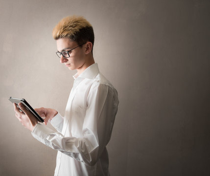 ragazzo che legge un tablet