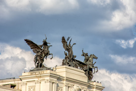 Detalle De Conjunto De La Gloria Y Los Pegasos