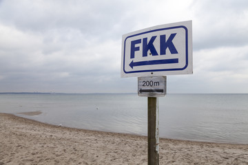 Schild FKK, Timmendorfer Strand,  Ostseeküste,  Lübecker Bucht, Schleswig-Holstein, Deutschland, Europa
