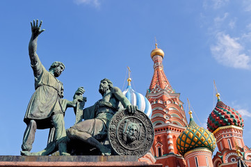 Fototapeta na wymiar Monument to Minin and Pozharsky and St. Basil's Cathedral