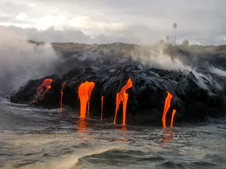 Dekokissen Meerblick des Vulkans Kilauea in Big Island, Hawaii, Vereinigte Staaten. Ein ruheloser Vulkan, der seit 1983 im Geschäft ist. Aufnahme bei Sonnenuntergang, wenn die Lava im Dunkeln glüht und ins Meer springt. © bennymarty