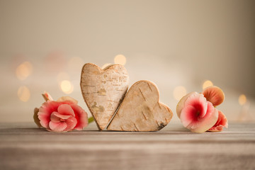 Herzen aus Holz mit zarten Blumen