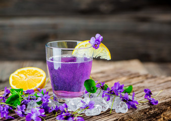 Produkte aus Veilchen - Viola; Duftveilchen; Blüten; Kräuter; Naturheilkunde; Medizin;...