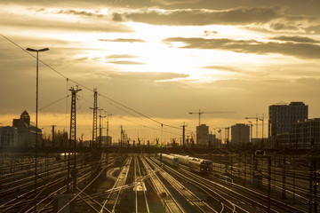 Fototapeta na wymiar München - Bahnhof - Gleise - Hackerbrücke - Sonnenuntergang - Munich - Station