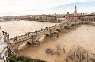 Naklejka premium Vista aérea del la crecida del río Ebro a su paso por Zaragoza en el año 2015. 