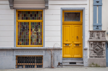 Façade entrée maison belge © jasckal
