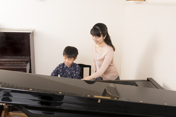 ピアノ教室の先生と生徒