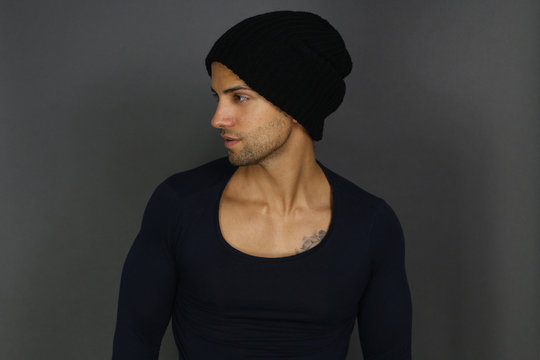 Beau mec muscl&eacute; avec un bonnet 