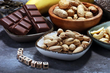 Products containing magnesium: bananas, pumpkin seeds, cashew nuts, peanuts and pistachios