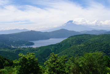 初夏の富士山と芦ノ湖