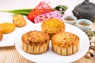 Obraz na płótnie Canvas Mooncake for Chinese mid-autumn festival celebration, wih ingredients and tea.