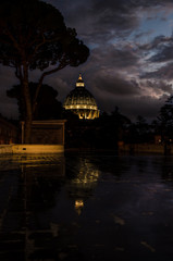 Obraz premium Dome of Saint Peter's Basilica by night, Rome, Italy