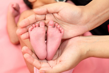 Obraz na płótnie Canvas Close up of newborn baby feet