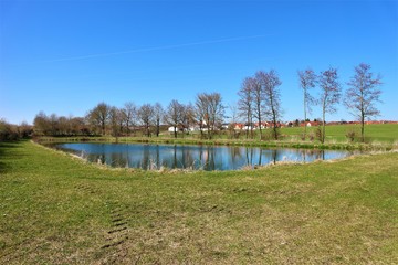 Natur - Wiese - Wasser - blauer Himmel