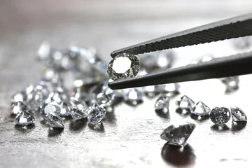 Fototapete Antwerpen Diamant im Brillantschliff, der von einer Pinzette gehalten wird