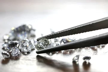 Rolgordijnen brilliant cut diamond held by tweezers © Björn Wylezich