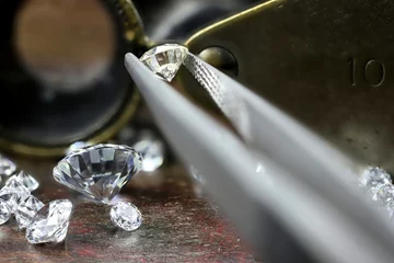 Outdoor-Kissen brilliant cut diamond held by tweezers © Björn Wylezich