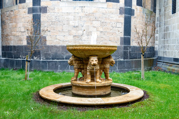 Brunnen verziert mit steinernen Löwenskulpturen in einem Kloster