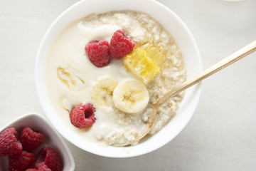 Porridge with banana yoghurt, banana, raspberries and honey