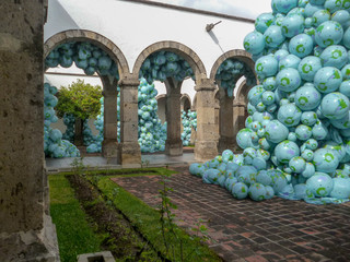 Intalación, globos terraqueos 