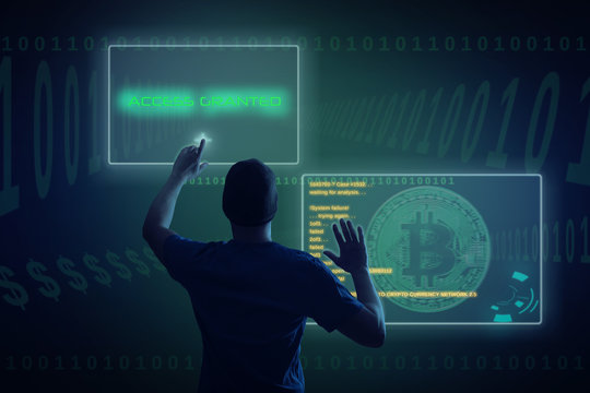 Junger Hacker im Darknet mit virtuellen Bildschirmen bricht in Bitcoin Netzwerk ein