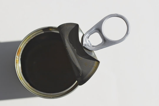 Konserverndose mit offenem Deckel