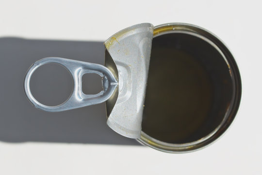 Konserverndose mit offenem Deckel