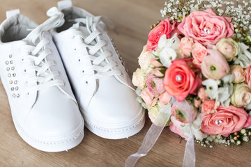 Brautschuhe und Brautstrauß