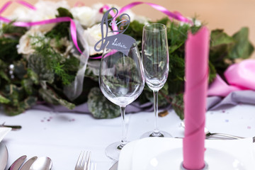 Gläser auf gedecktem Tisch