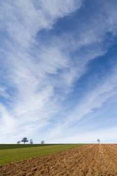 Wolken einer Warmfront &uuml;ber Acker