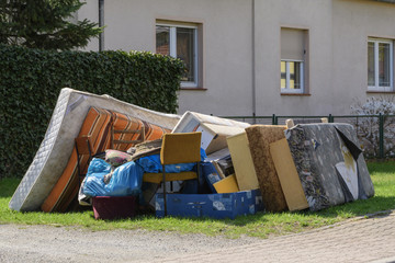 Sperrmüll liegt am Strassenrand zur Abholung bereit