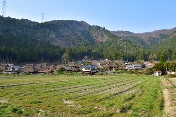 Fototapeta na wymiar 山間のカヤブキ集落の春